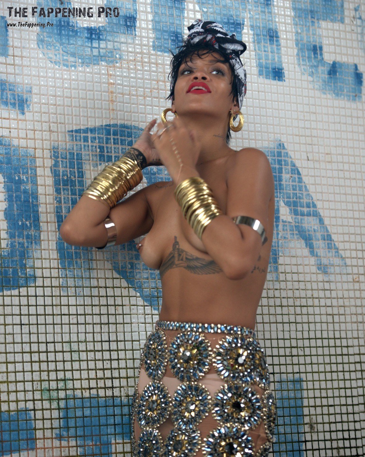 rihanna-nude-young-thefappening-cfd-20 Rihanna Nude In Vogue Brazil 2014