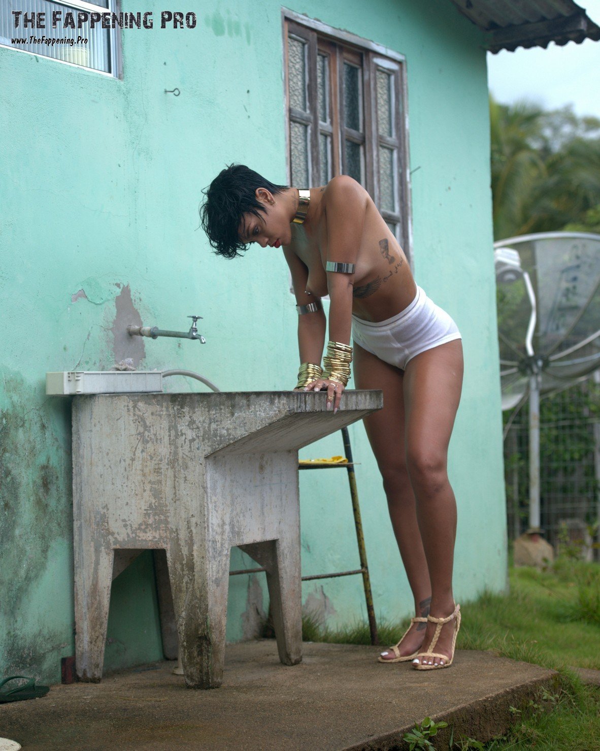 rihanna-nude-young-thefappening-cfd-3 rihanna nude young thefappening cfd 3