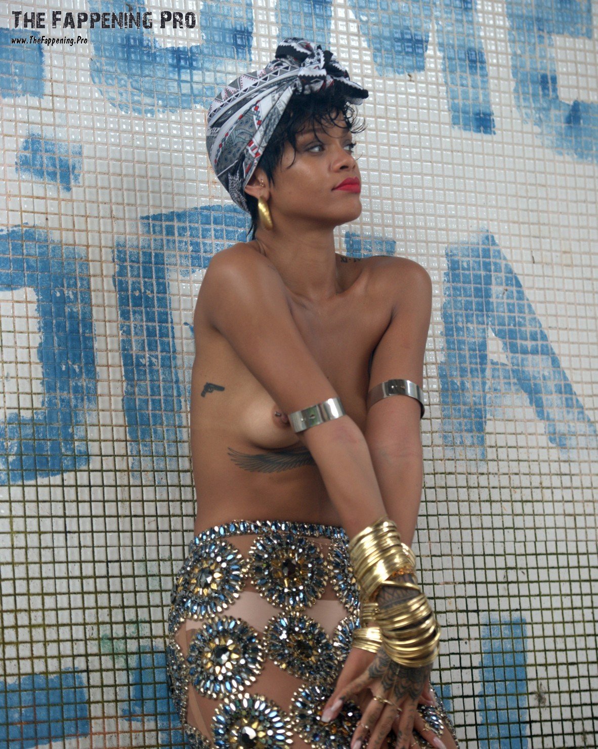 rihanna-nude-young-thefappening-cfd-4 Rihanna Tits Slip