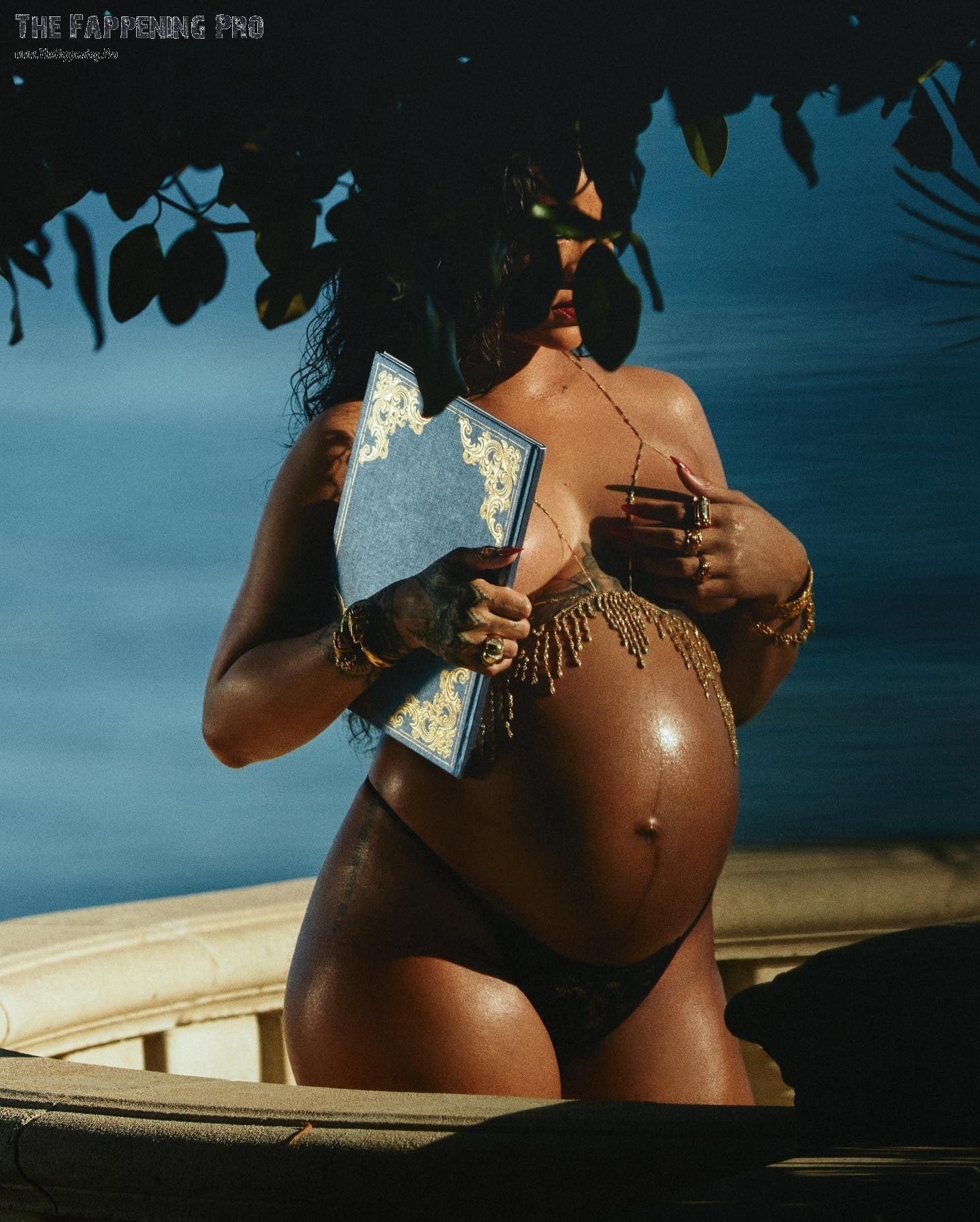 rihanna-pregnant-topless-thefappening-cfd-2 Rihanna Hufe Baby Bump