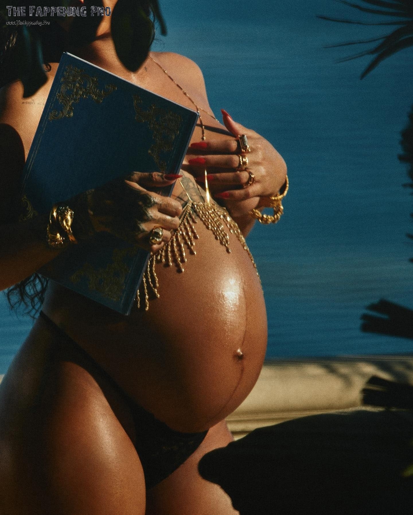 rihanna-pregnant-topless-thefappening-cfd-4 Rihanna Pregnant