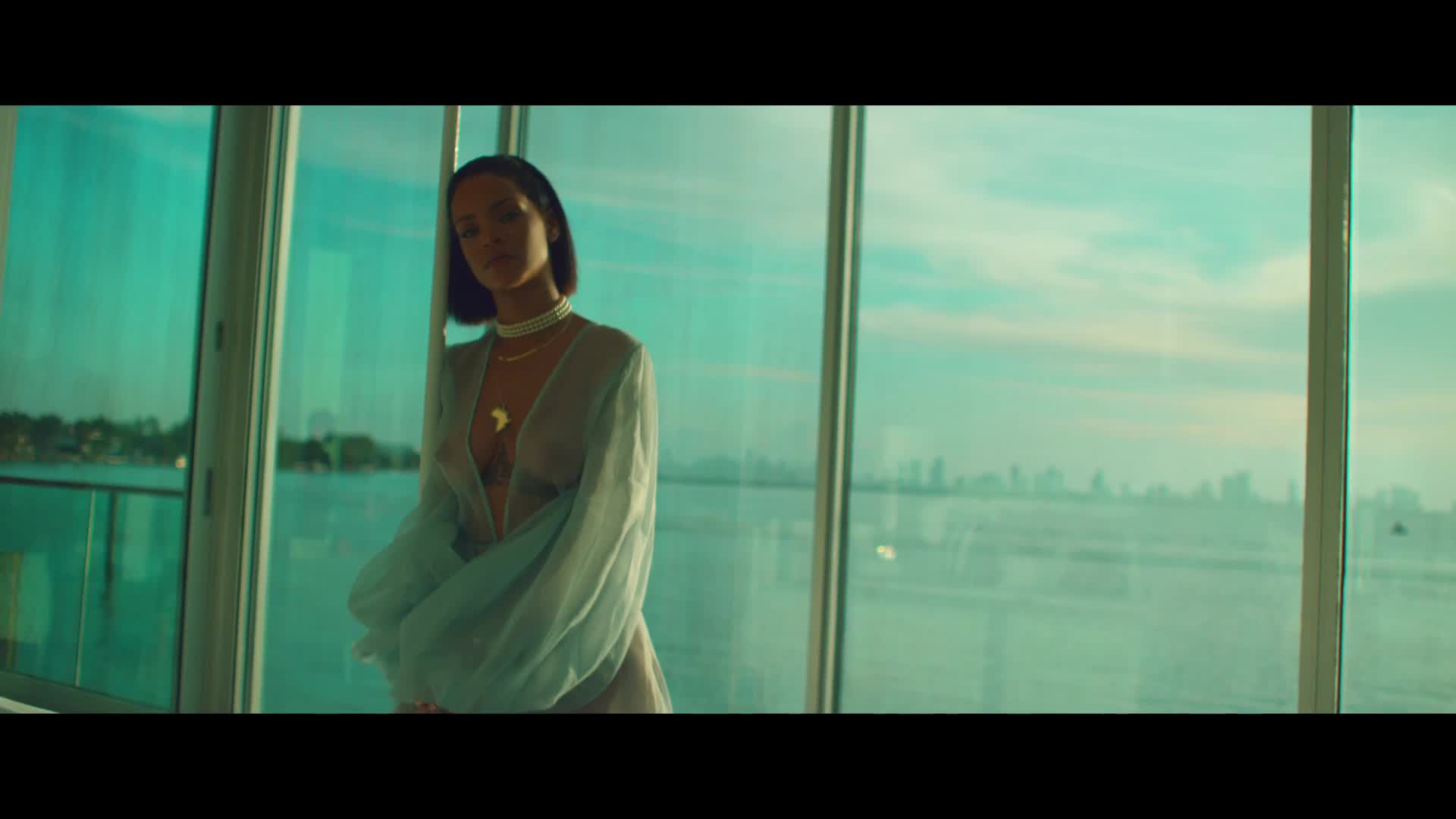 Rihanna-See-Topless-2