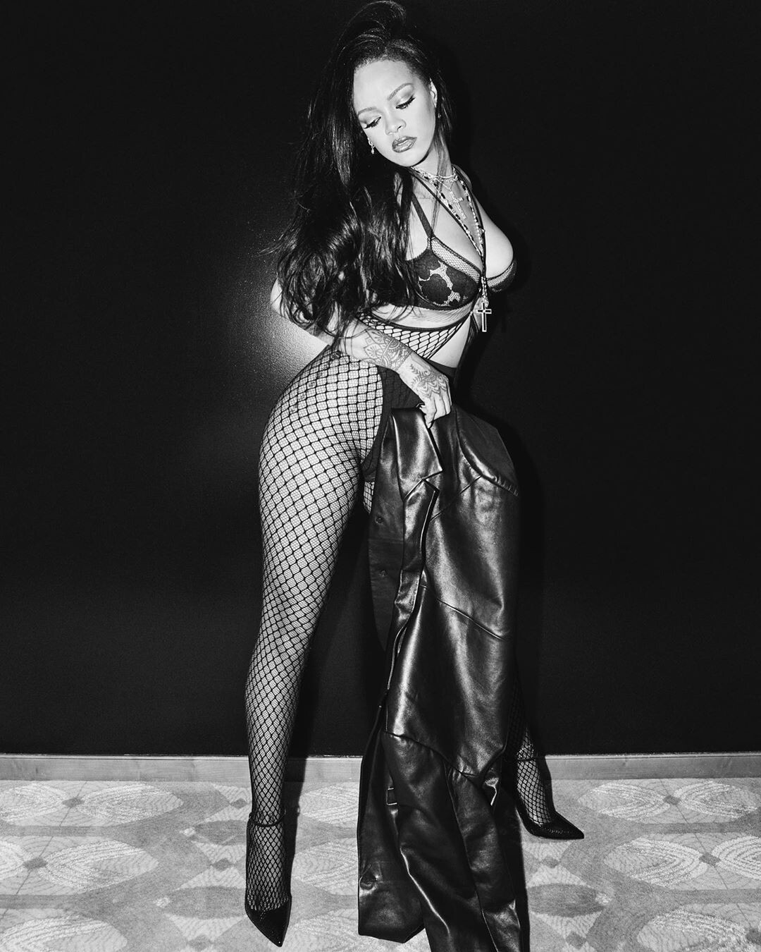rihanna-sexy-in-lingerie-thefappeningpro-6-1 Rihanna Sexy In Stockings