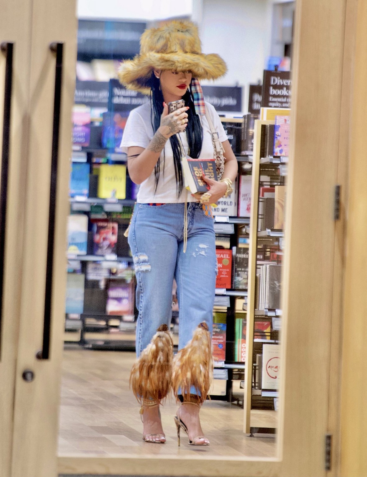 rihanna-sexy-in-the-bookstore-thefappening-cfd-5 rihanna sexy in the bookstore thefappening cfd 5