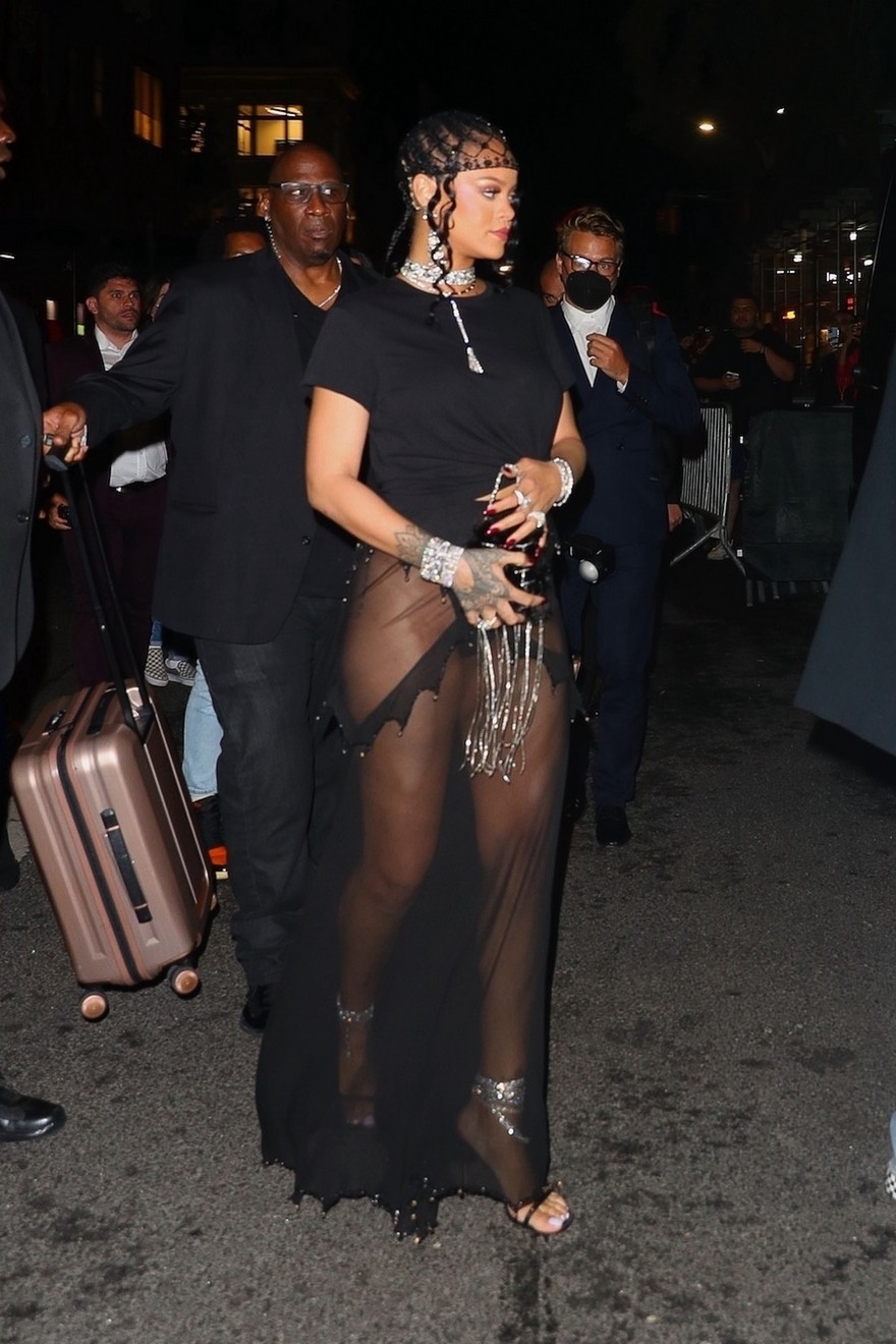 rihanna-showed-off-her-panties-in-a-see-through-skirt-thefappening-cfd-18 rihanna showed off her panties in a see through skirt thefappening cfd 18