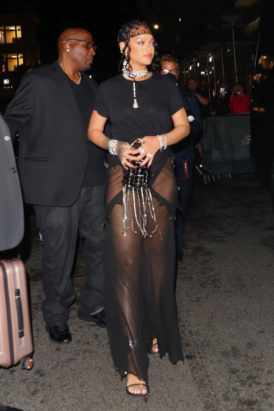 rihanna-showed-off-her-panties-in-a-see-through-skirt-thefappening-cfd-3 rihanna showed off her panties in a see through skirt thefappening cfd 3