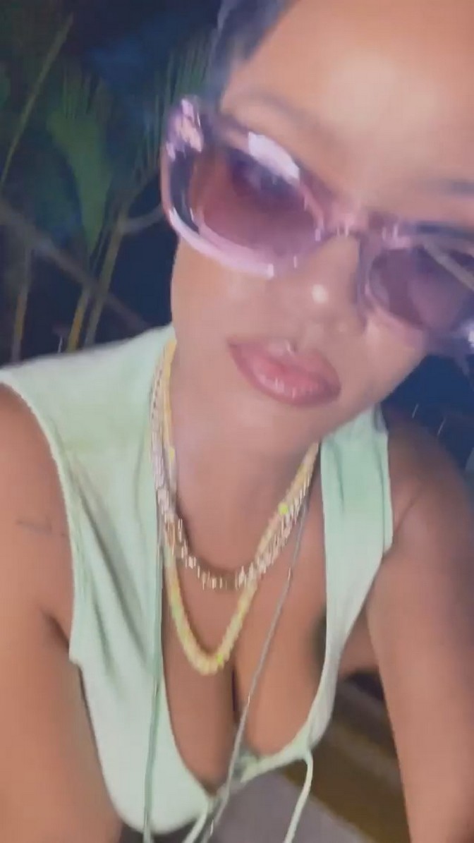 rihanna-striptease-thefappening-cfd-7 Rihanna Tits