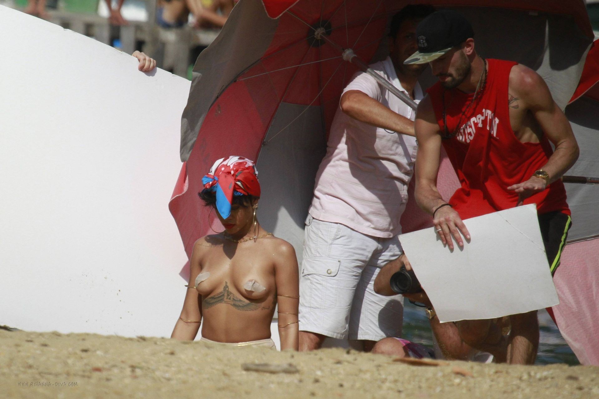 rihanna-topless-sexy-10 rihanna topless sexy 10