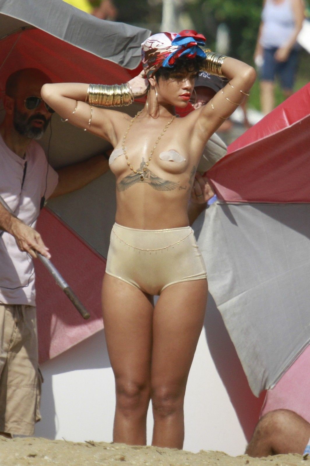 rihanna-topless-sexy-12 rihanna topless sexy 12