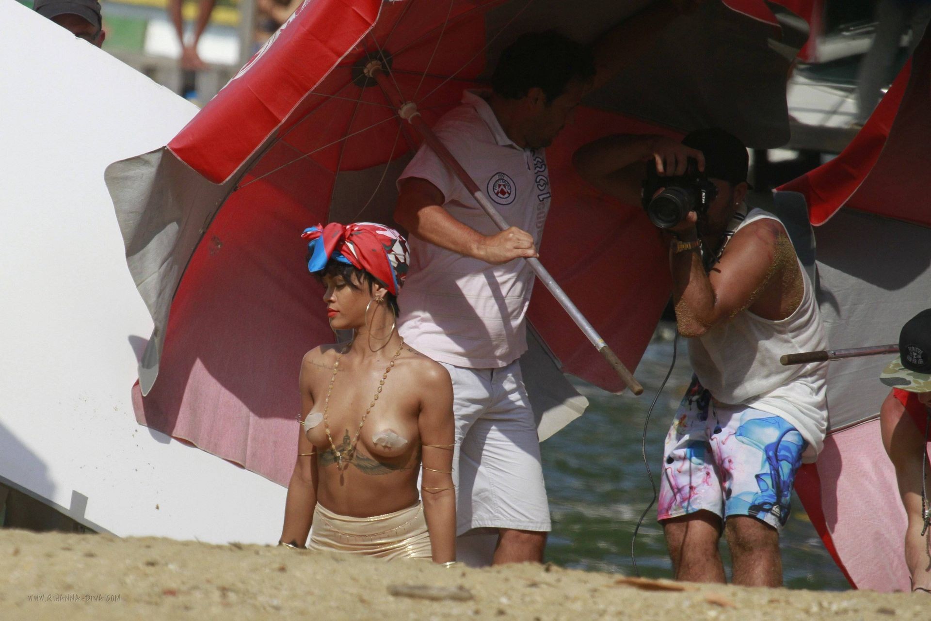 rihanna-topless-sexy-9 rihanna topless sexy 9