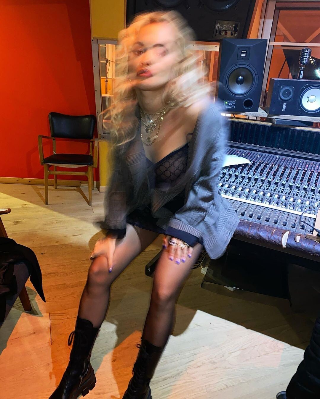 rita-ora-showed-her-tits-without-a-bra-in-the-recording-studio-thefappeningpro-3 rita ora showed her tits without a bra in the recording studio thefappeningpro 3