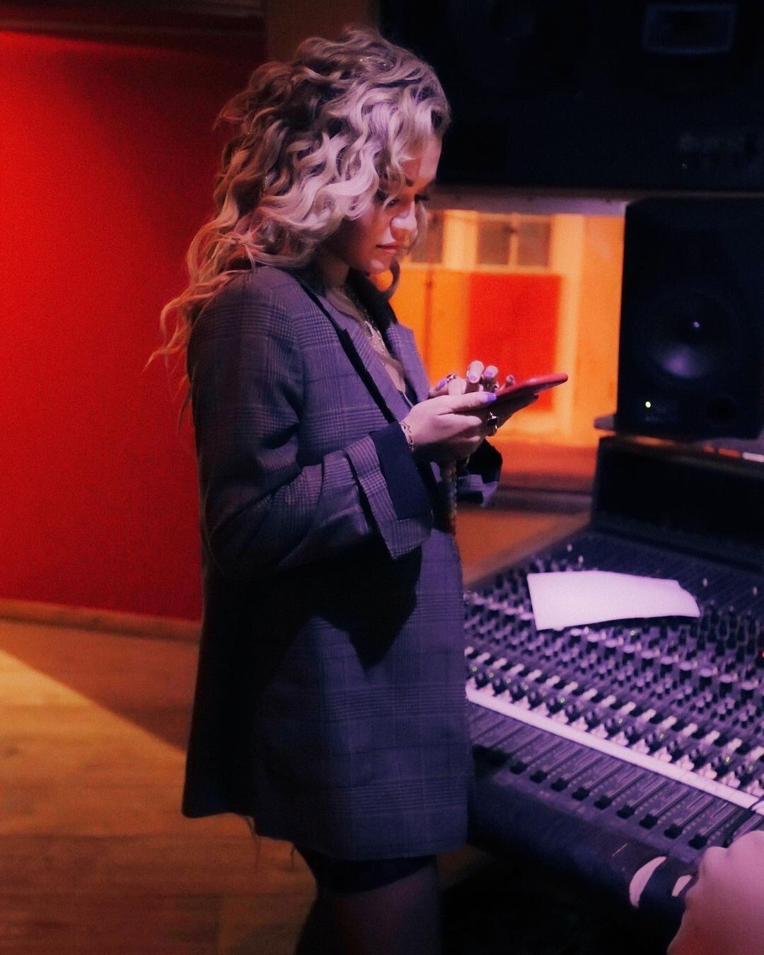 rita-ora-showed-her-tits-without-a-bra-in-the-recording-studio-thefappeningpro-4 rita ora showed her tits without a bra in the recording studio thefappeningpro 4