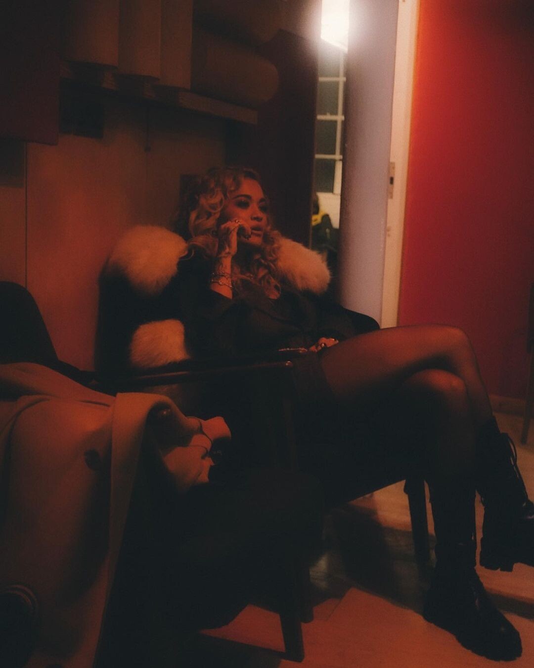 rita-ora-showed-her-tits-without-a-bra-in-the-recording-studio-thefappeningpro-6 rita ora showed her tits without a bra in the recording studio thefappeningpro 6