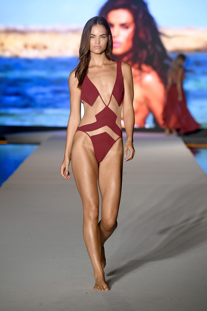 robin-holzken-sexy-at-sports-illustrated-swimsuit-runway-show-4 robin holzken sexy at sports illustrated swimsuit runway show 4
