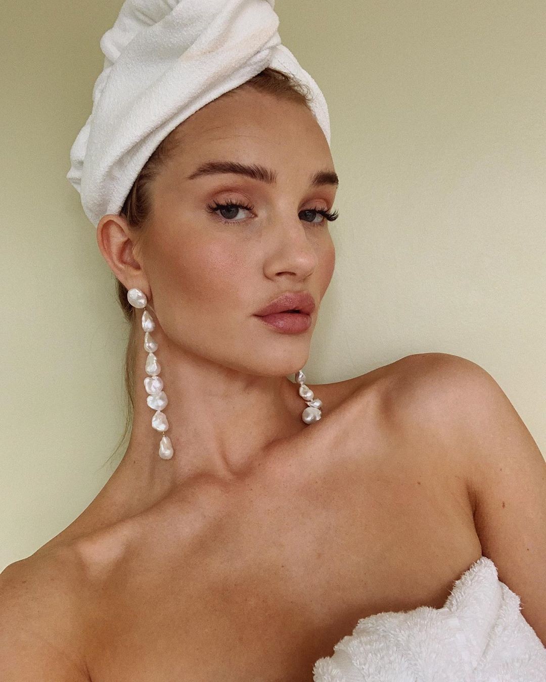 rosie-huntington-whiteley-sexy-7 Rosie Huntington-Whiteley Hot Selfie