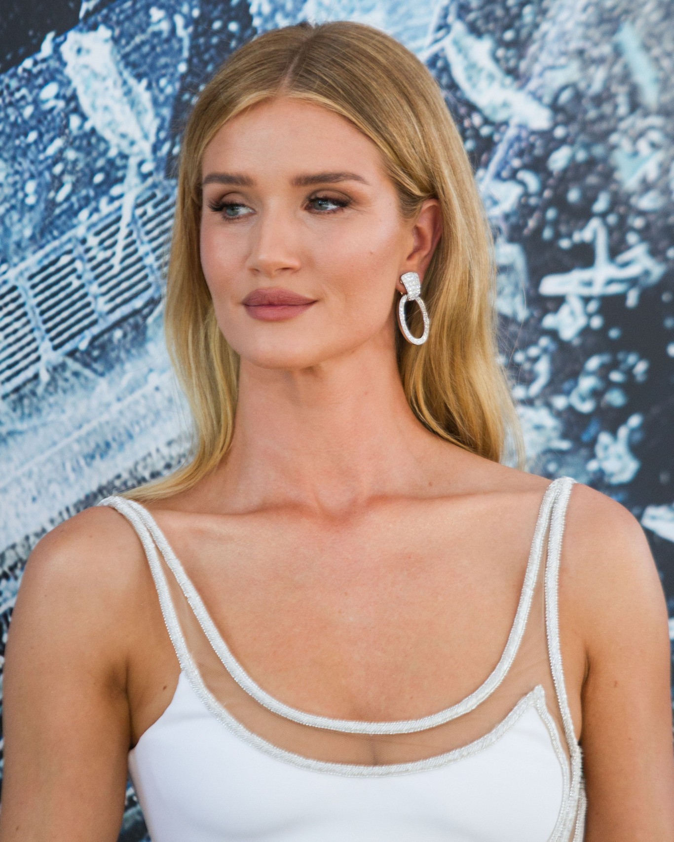 rosie-huntington-whiteley-sexy-hobbs-shaw-premiere-16 Rosie Huntington-Whiteley Hot