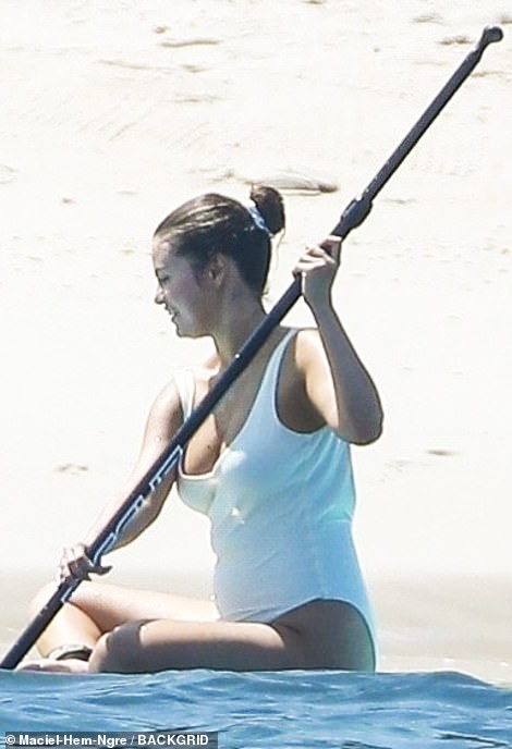 selena-gomez-latina-ass-11 selena gomez latina ass 11