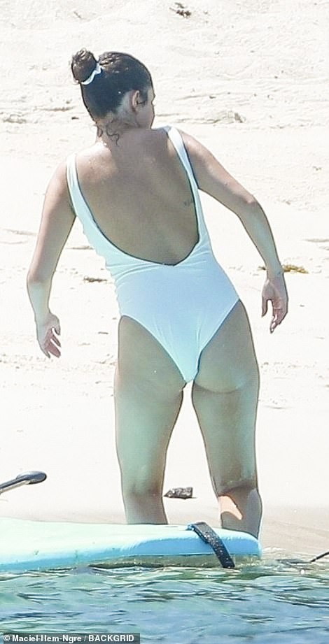 selena-gomez-latina-ass-14 selena gomez latina ass 14