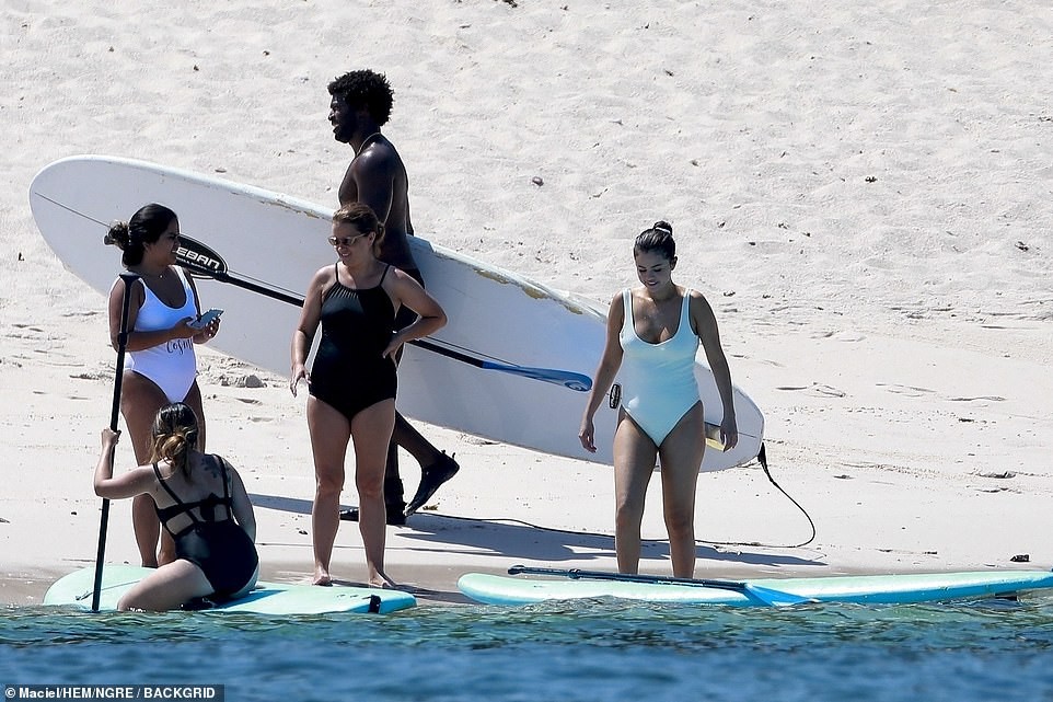 selena-gomez-latina-ass-15 selena gomez latina ass 15