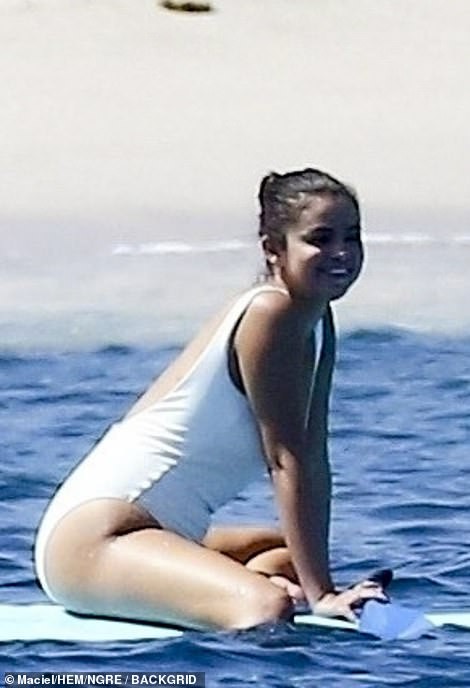 selena-gomez-latina-ass-16 selena gomez latina ass 16