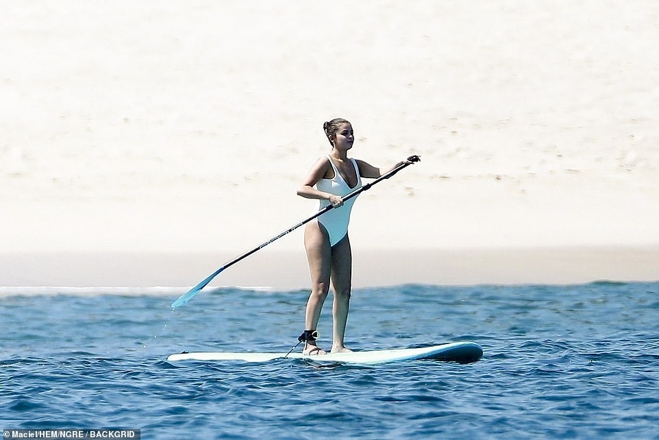 selena-gomez-latina-ass-18 selena gomez latina ass 18