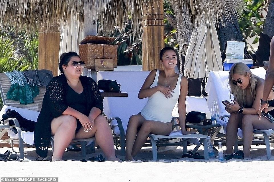 selena-gomez-latina-ass-19 selena gomez latina ass 19