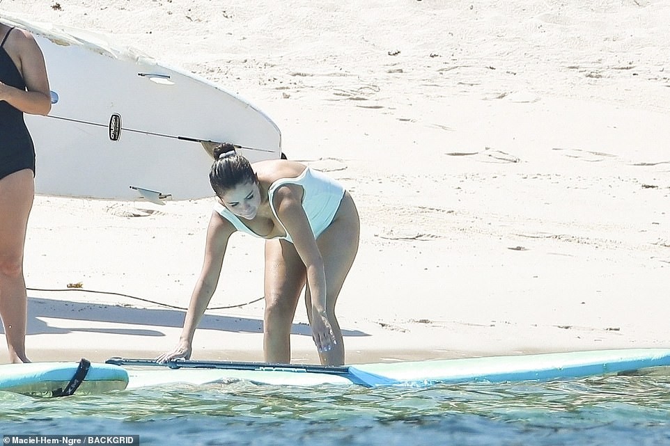 selena-gomez-latina-ass-2 selena gomez latina ass 2