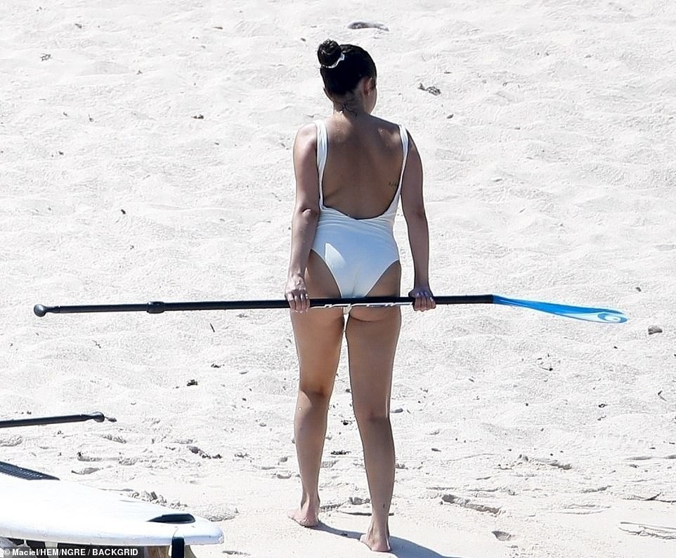 selena-gomez-latina-ass-20 selena gomez latina ass 20