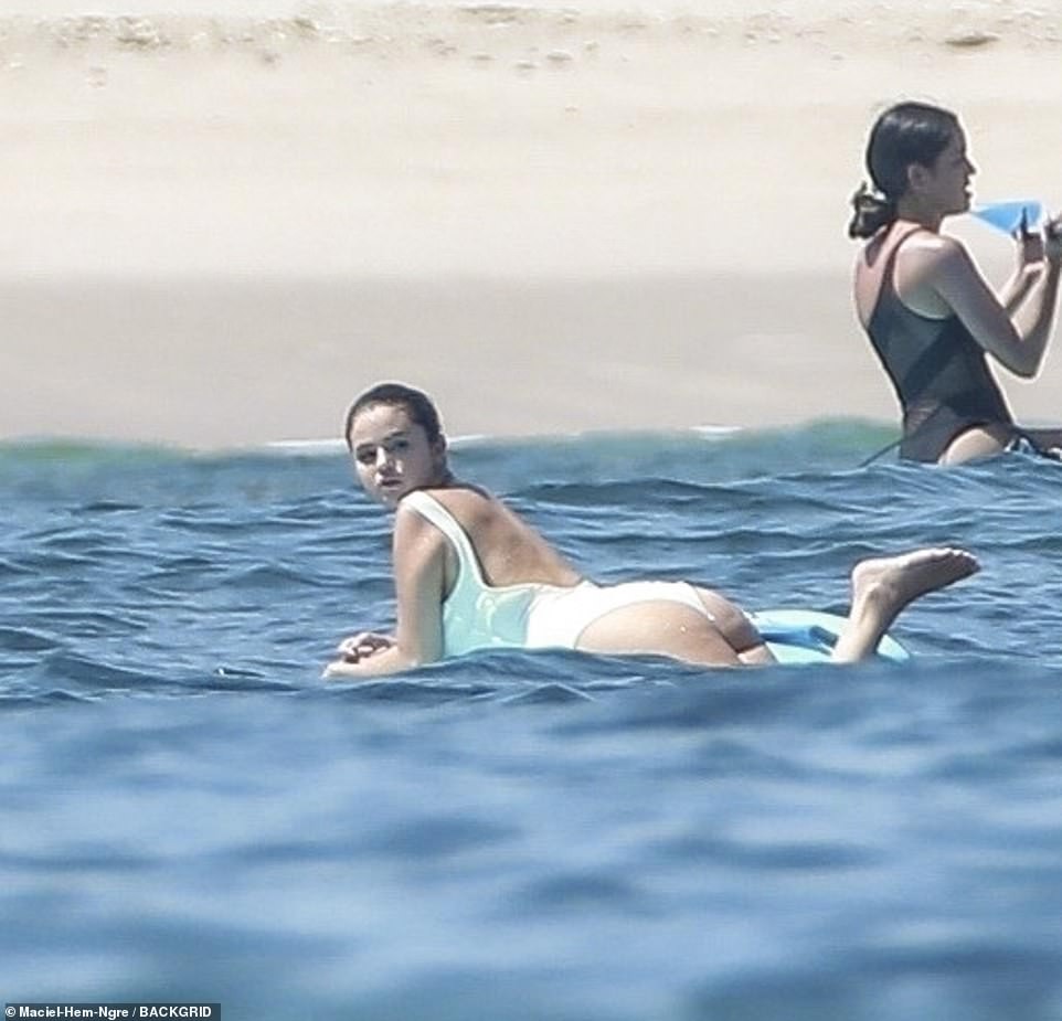 selena-gomez-latina-ass-25 selena gomez latina ass 25