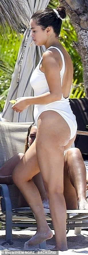 selena-gomez-latina-ass-34 Selena Gomez Ass