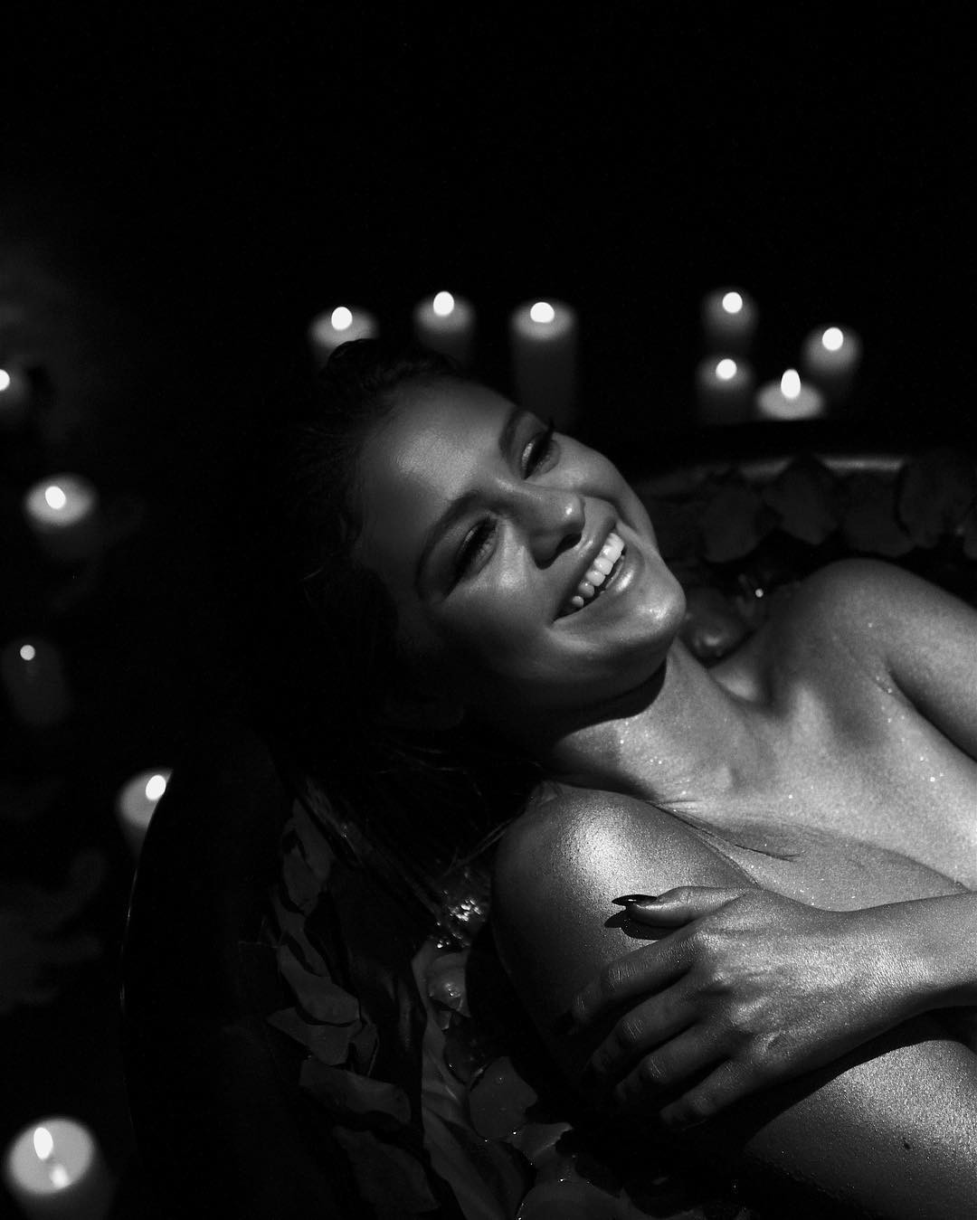 selena-gomez-nude-sexy-33 selena-gomez-nude-sexy-33