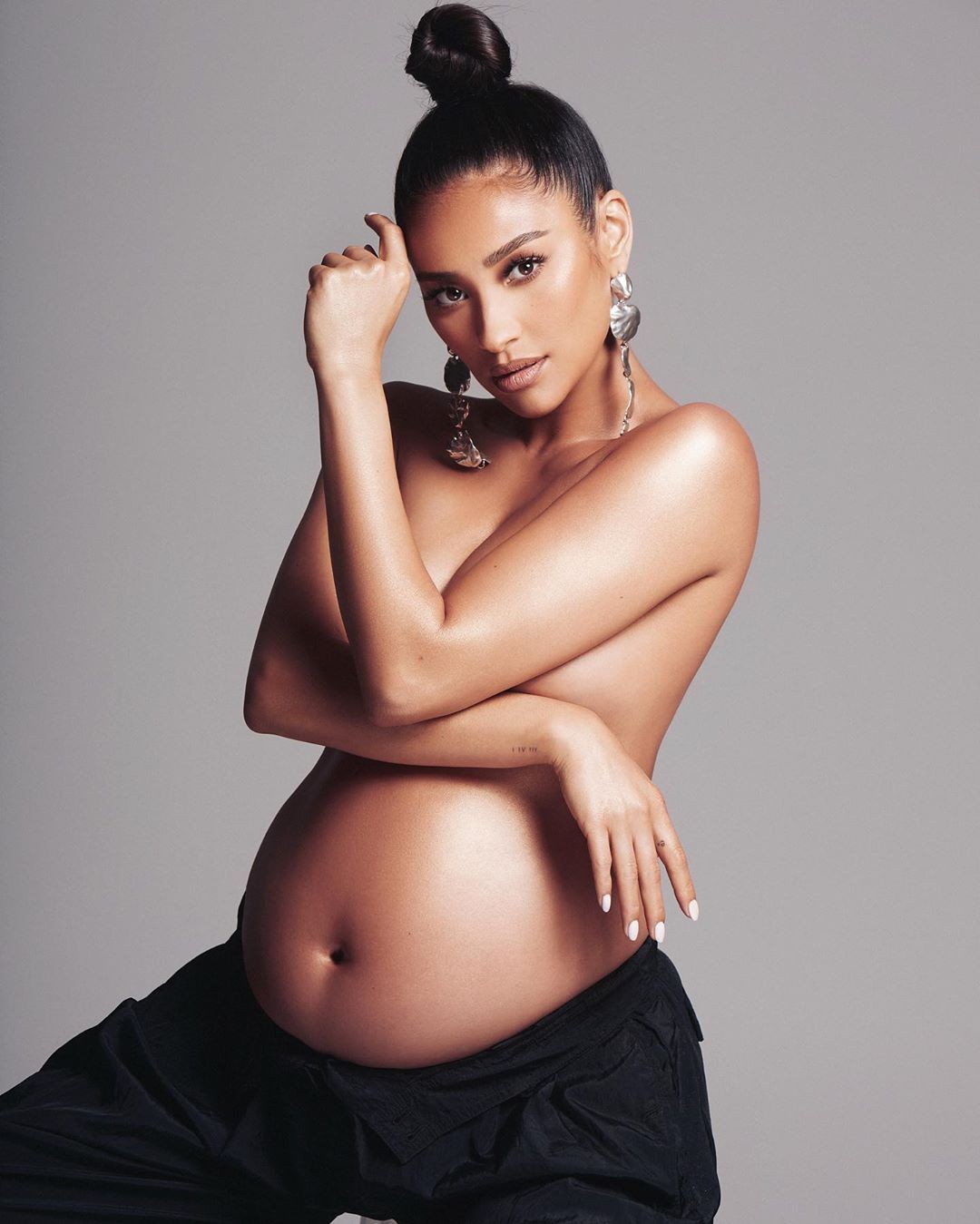 shay-mitchell-nude-sexy-41 Shay Mitchell Nude Pregnant