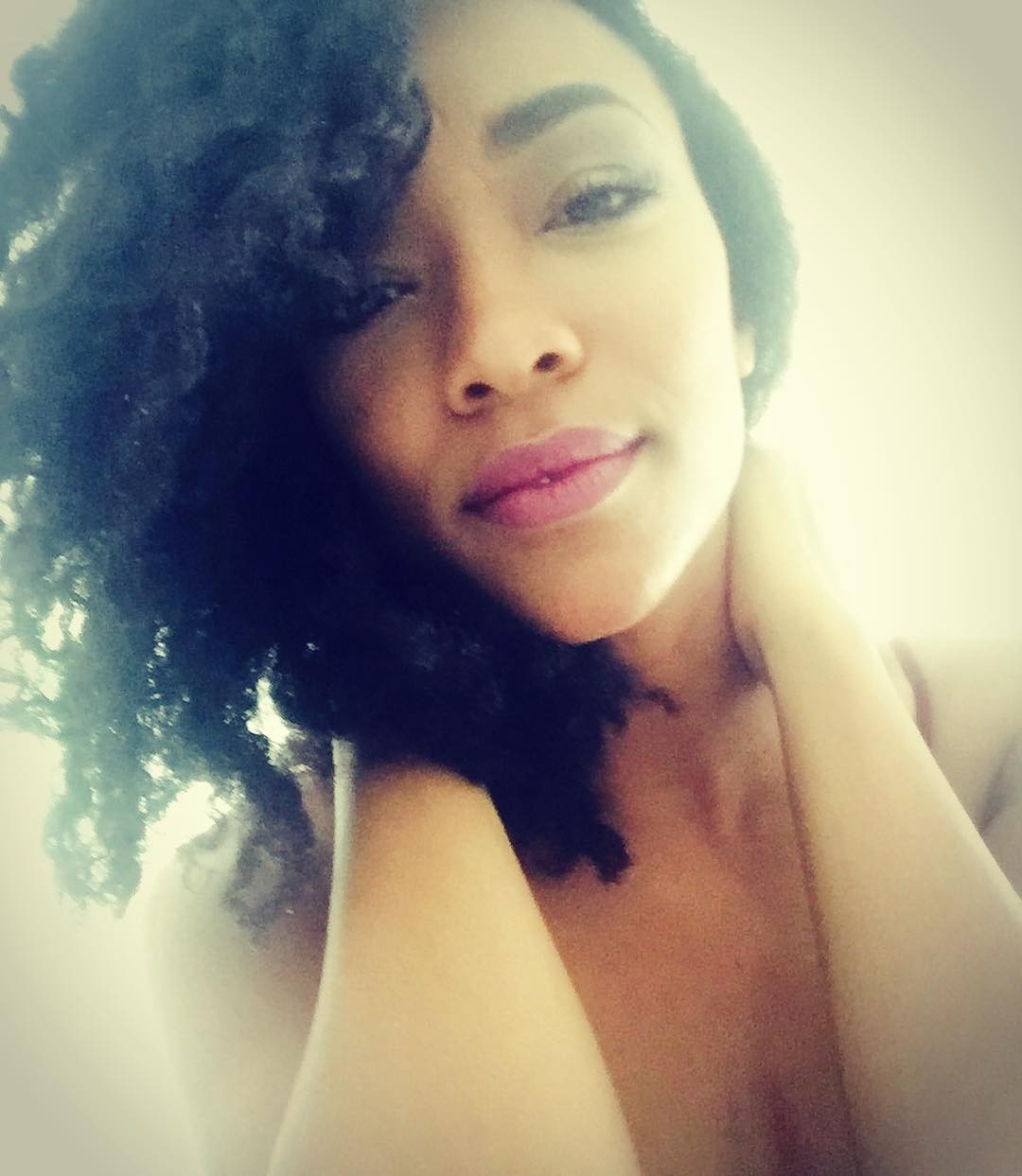 sonequa-martin-green-sexy-star-trek-9-1 Sonequa Martin-Green Sexy