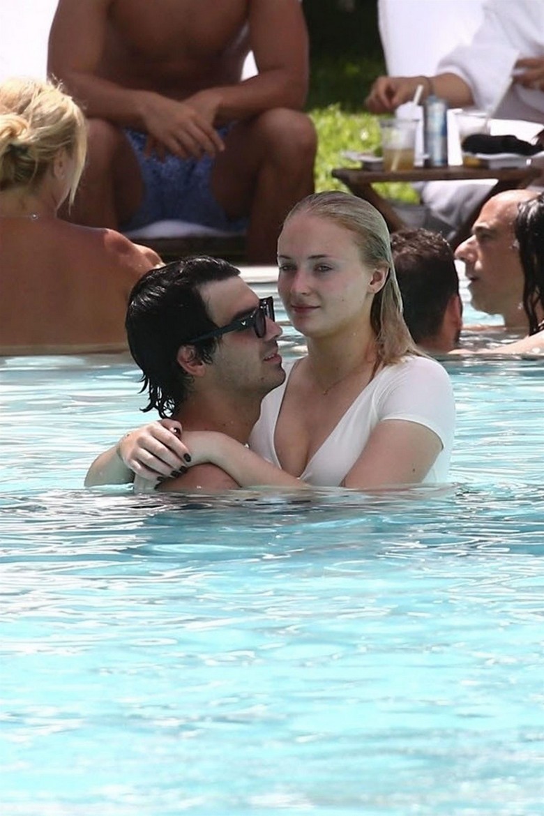 sophie-turner-exposed-paparazzi-photos-11 sophie turner exposed paparazzi photos 11
