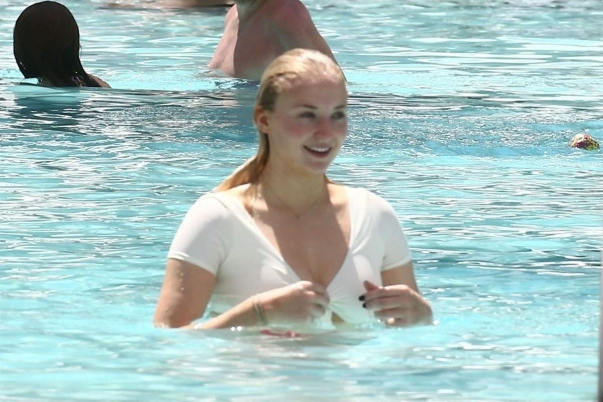 sophie-turner-exposed-paparazzi-photos-6 sophie turner exposed paparazzi photos 6