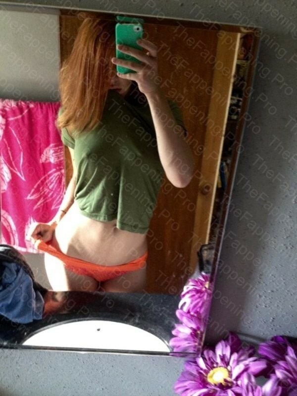 sophie-turner-leaked-topless-selfie-exhibited-pics-2 Sophie Turner Leaked Topless Selfie