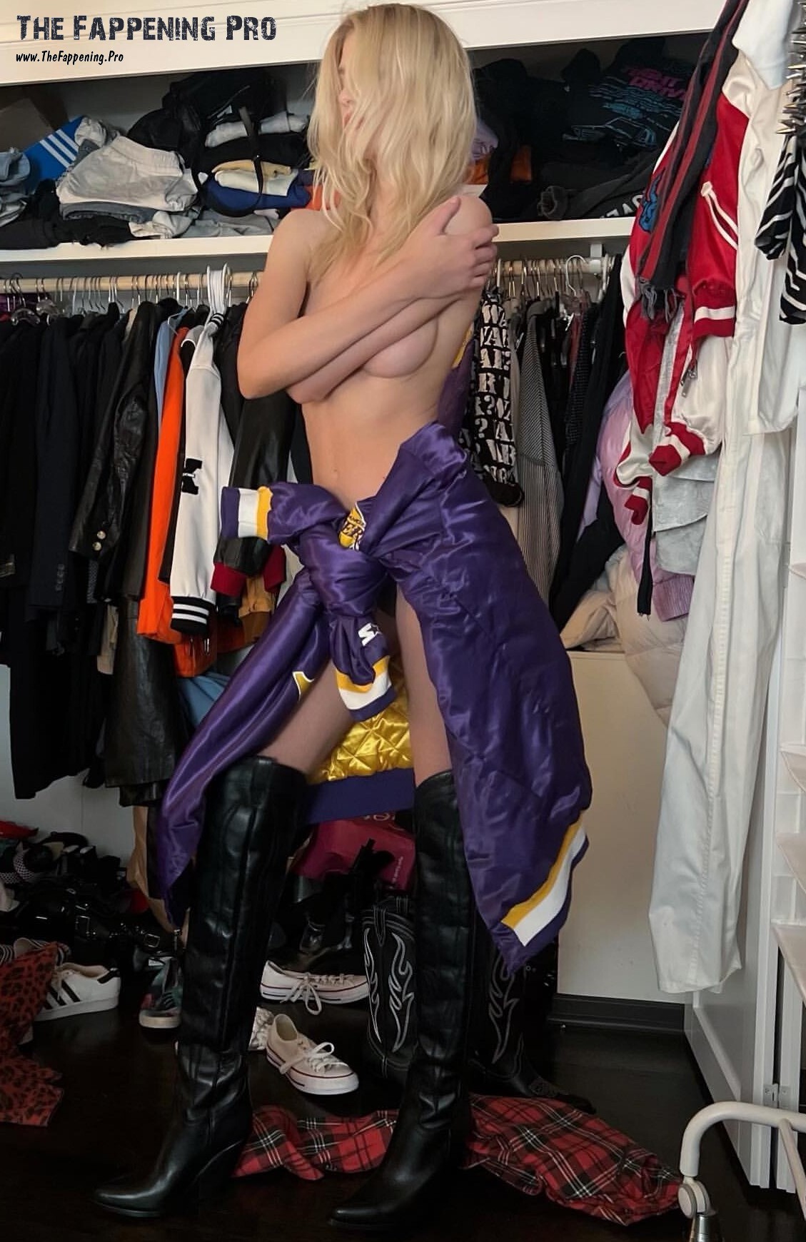stella-maxwell-nude-thefappening-cfd-2-1 Stella Maxwell Topless In Wardrobe