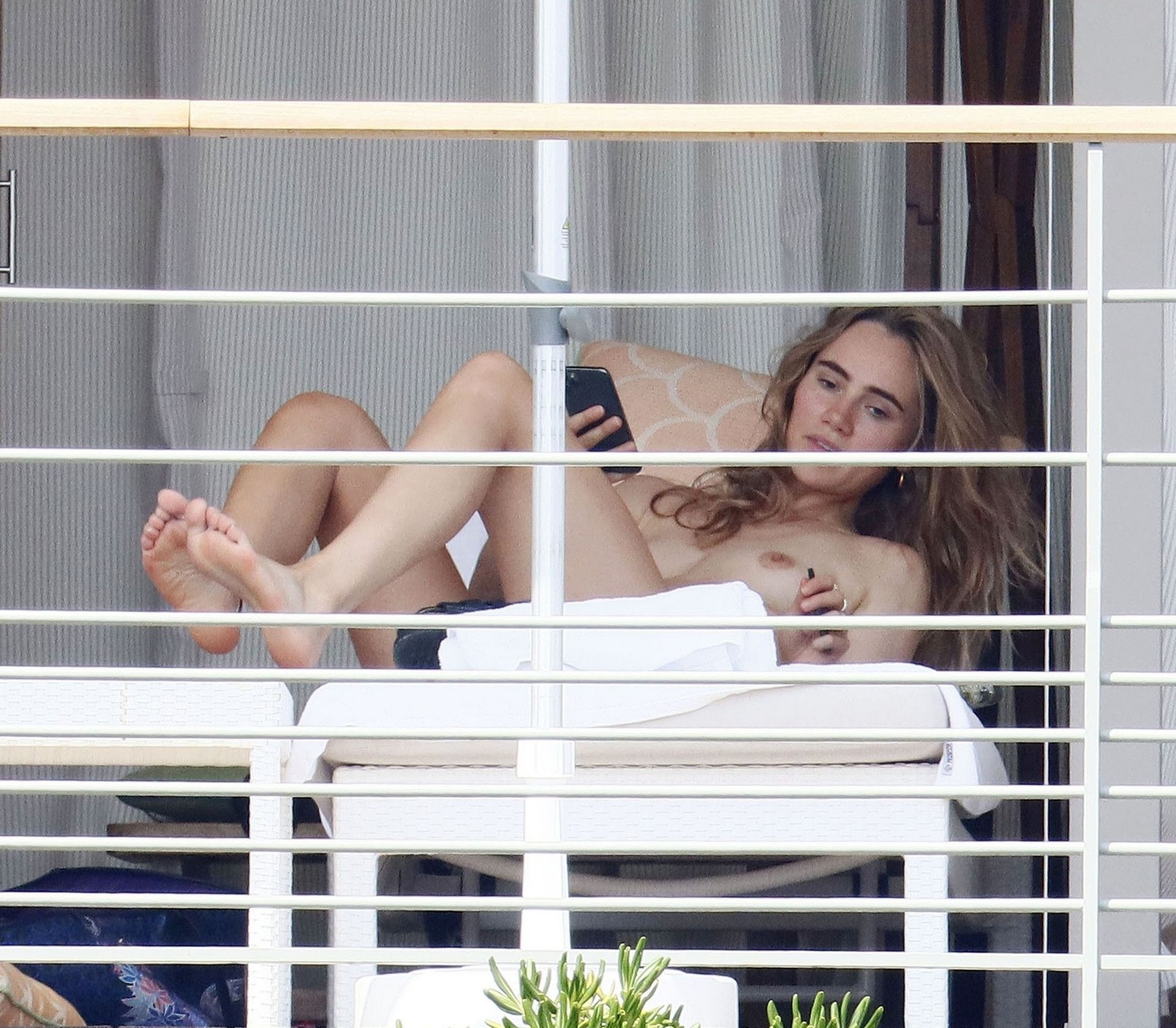 suki-waterhouse-nude-2020-thefappening-cfd-1 Suki Waterhouse Sweet Feet