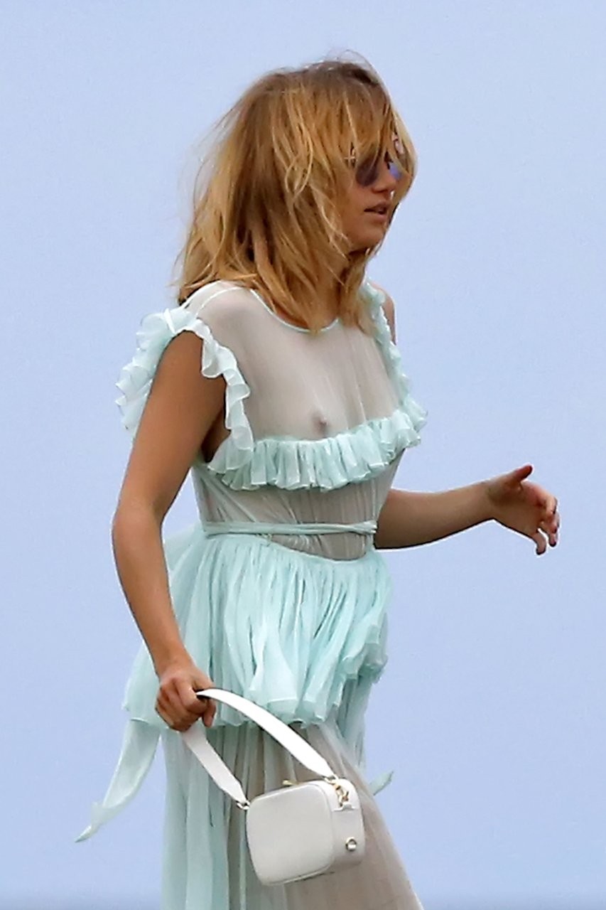 suki-waterhouse-nude-unseen-pics-9 suki waterhouse nude unseen pics 9
