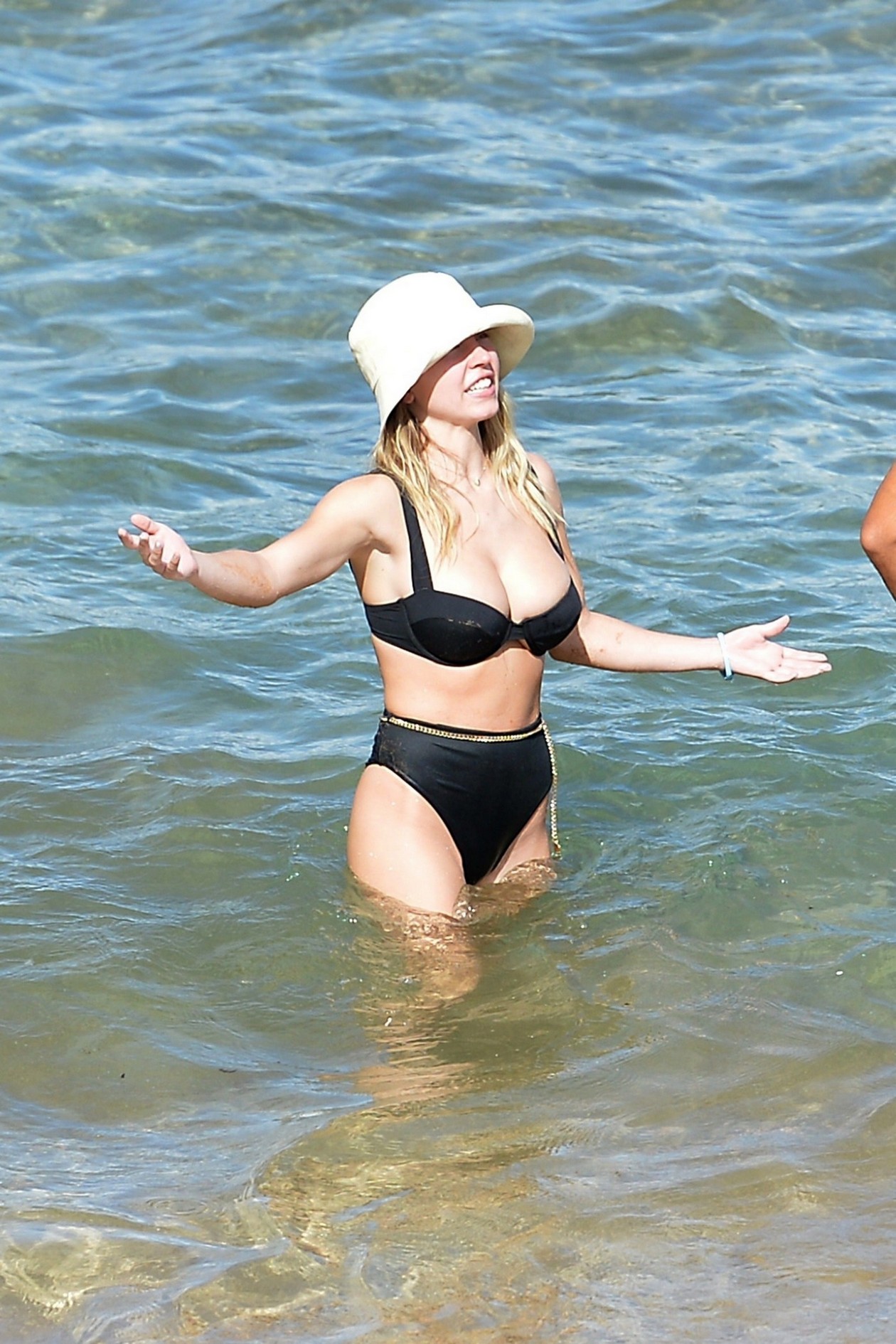 sydney-sweeney-sexy-bikini-tanlines-thefappening-cfd-15 sydney sweeney sexy bikini tanlines thefappening cfd 15