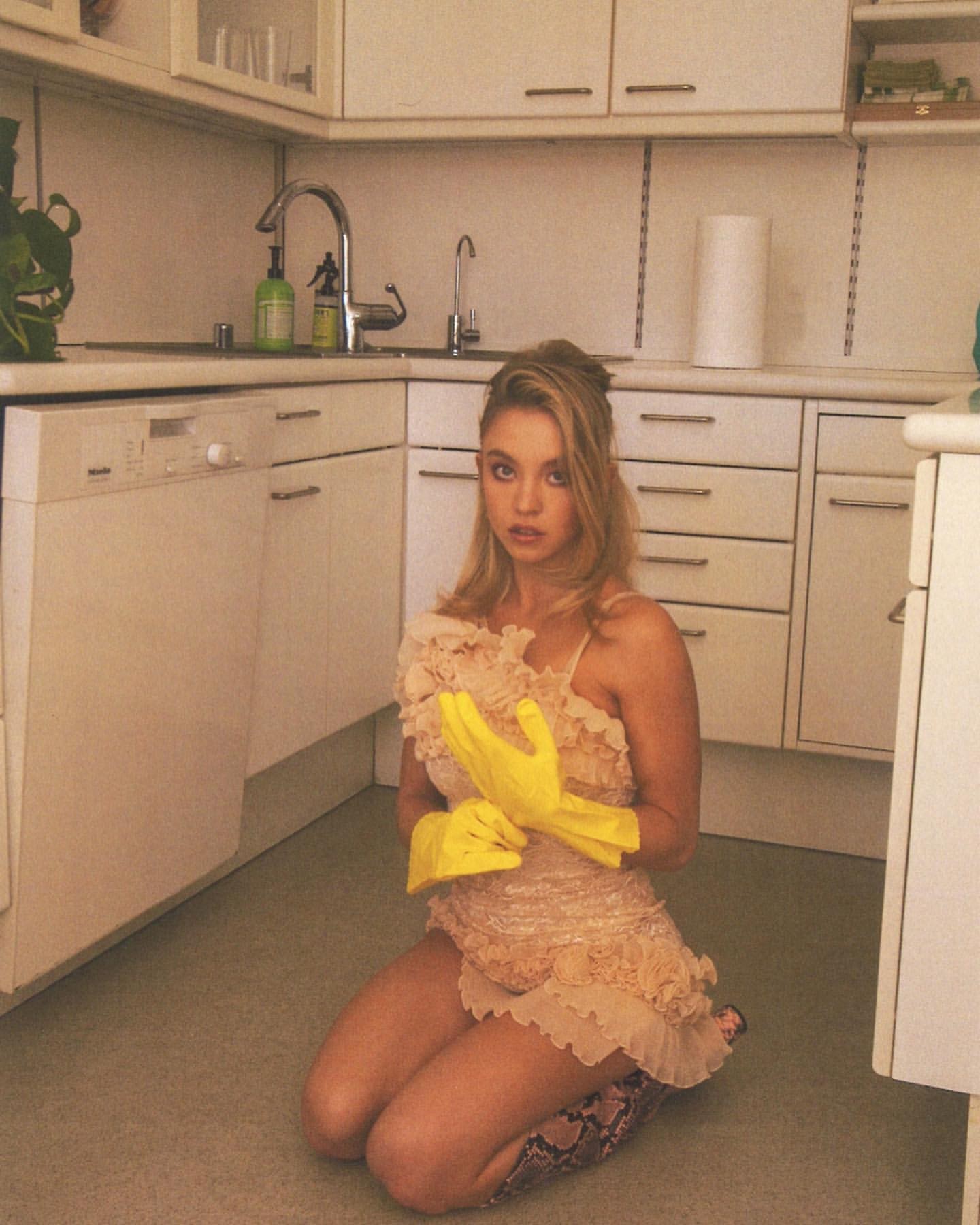 sydney-sweeney-sexy-thefappening-cfd-1-1 Sydney Sweeney sexy on her knees
