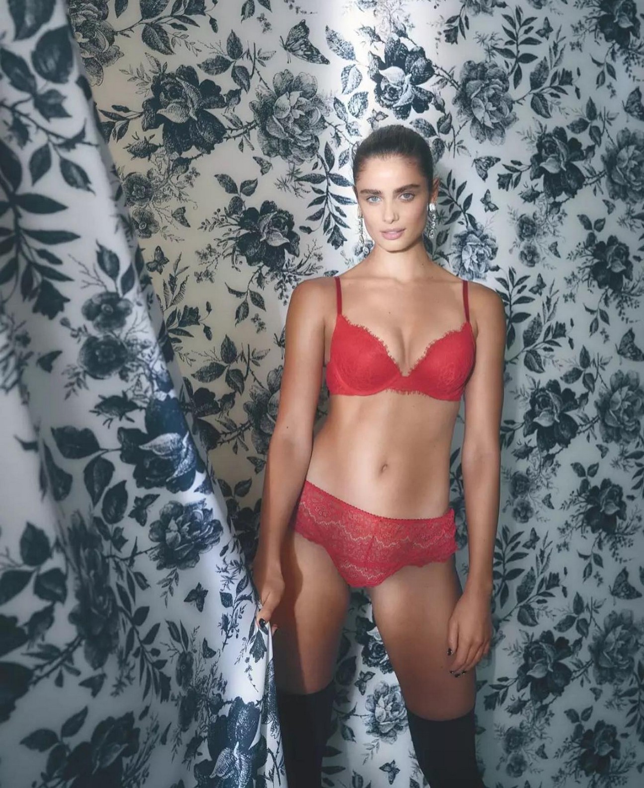 taylor-hill-sexy-lingerie-thefappening-pro-6 Taylor Hill Victoria's Secret Lingerie
