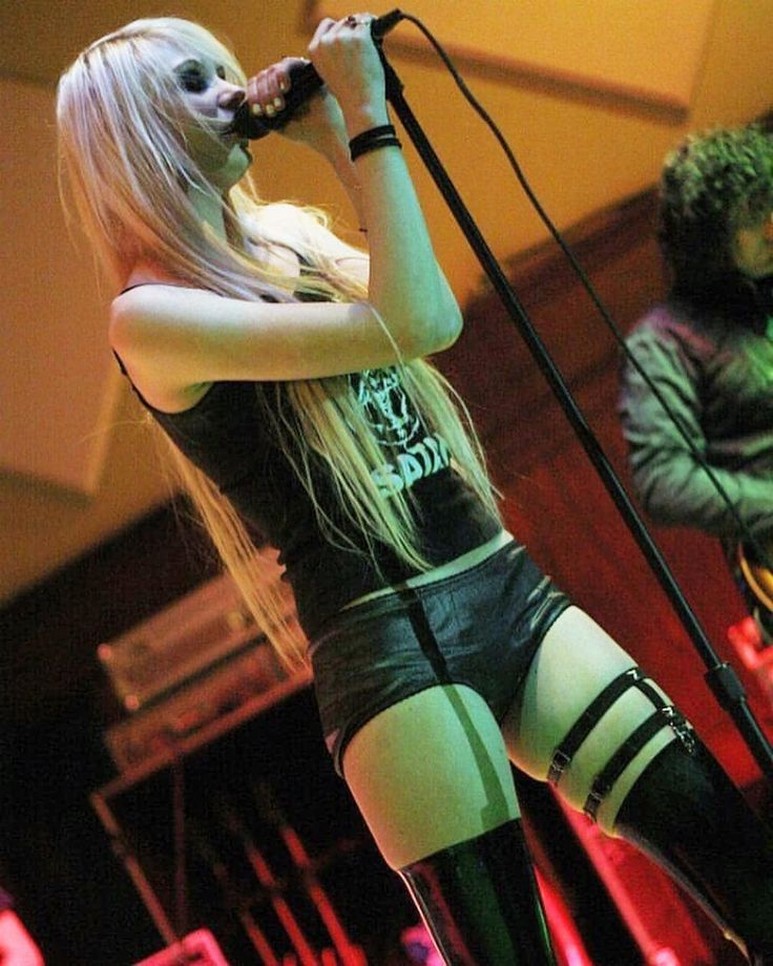 taylor-momsen-amazingly-sexy-on-stage-thefappening-cfd-2 Taylor Momsen On Stage