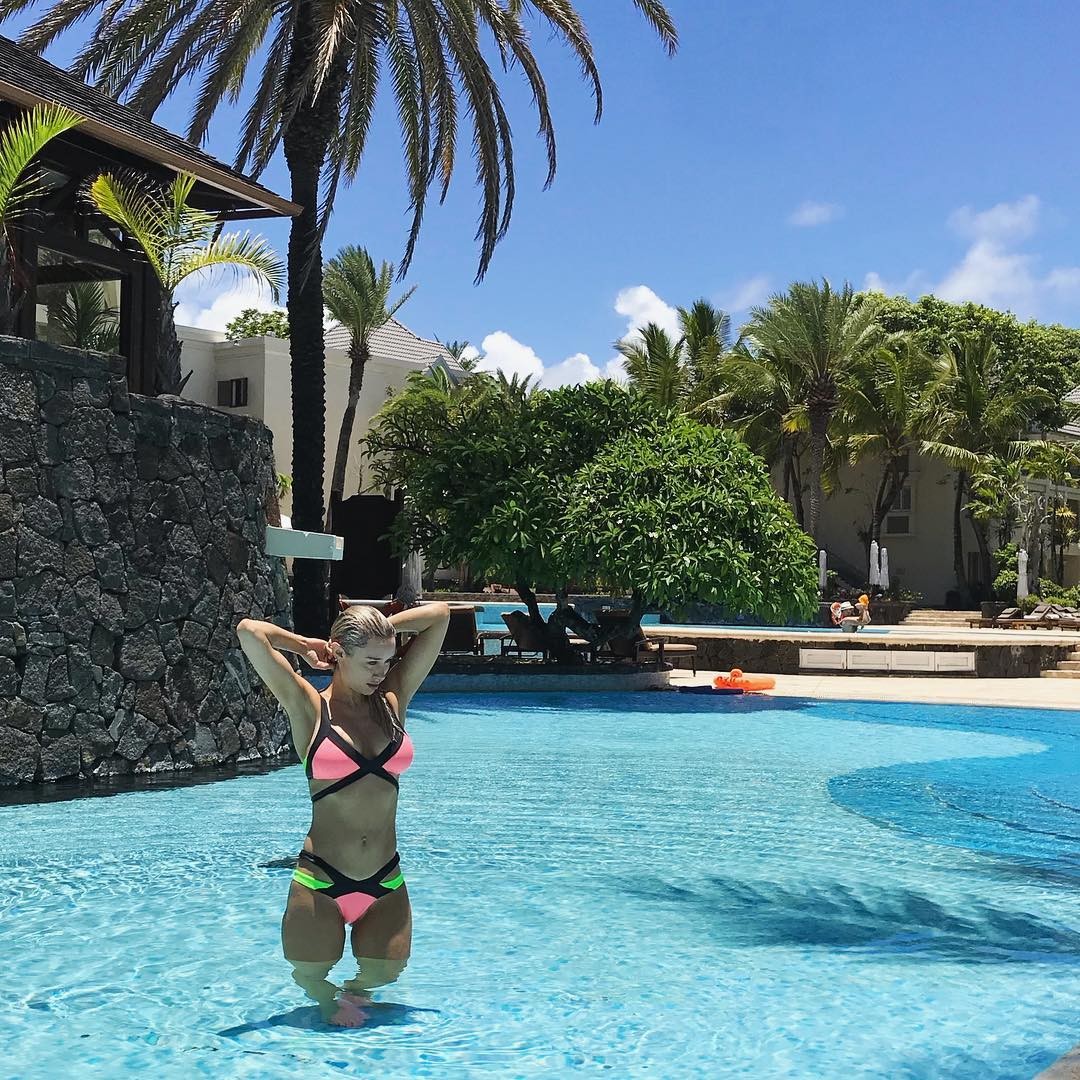 una-healy-sexy-bikini-1 una healy sexy bikini 1