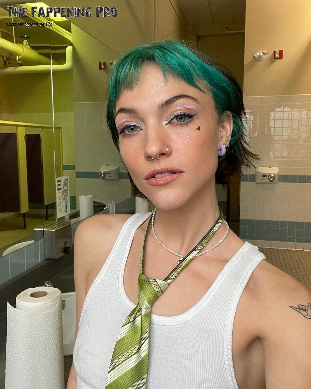 violett-beane-topless-thefappening-cfd-10 violett beane topless thefappening cfd 10