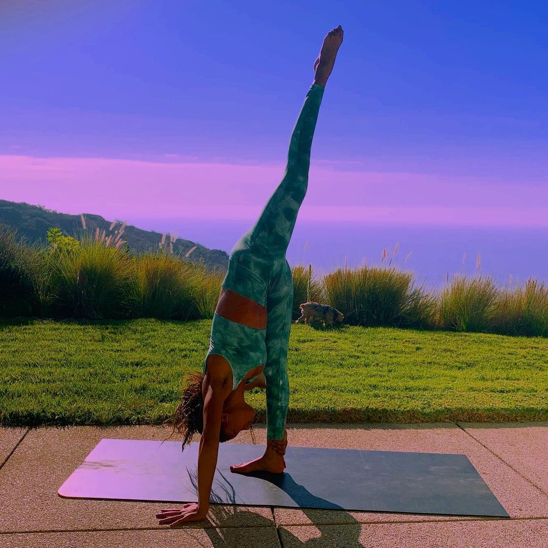 willow-smith-in-tight-leggings-during-yoga-class-thefappening-cfd-4 Willow Smith Tight Leggings