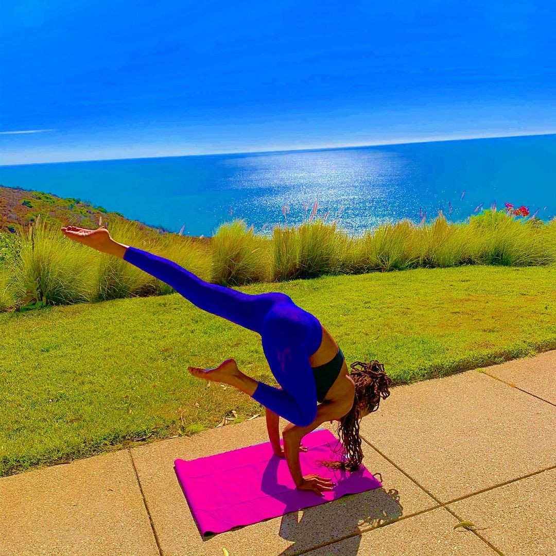 willow-smith-in-tight-leggings-during-yoga-class-thefappening-cfd-6 Willow Smith Yoga