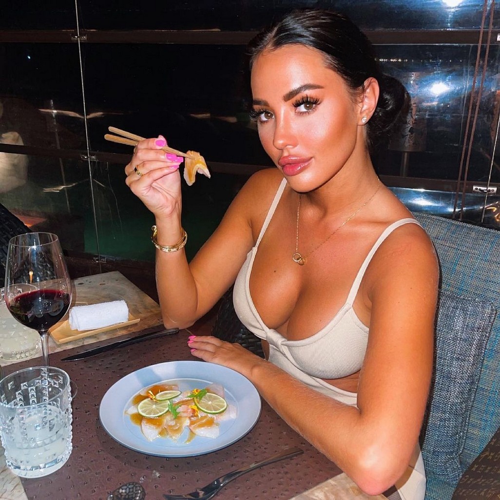 yazmin-oukhellou-tits-on-selfie-thefappening-cfd-2 Yazmin Oukhellou Big Tits