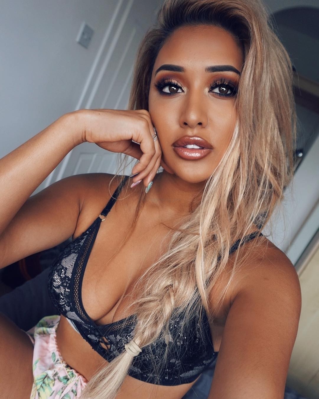zahida-allen-sexy-revealing-19 zahida allen sexy revealing 19