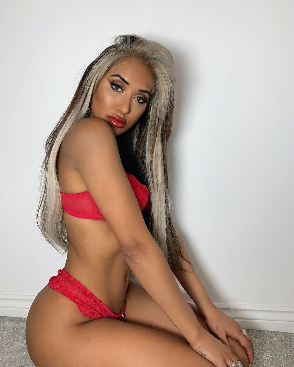 zahida-allen-sexy-xmas-thefappening-cfd-1 Zahida Allen In Red Lingerie